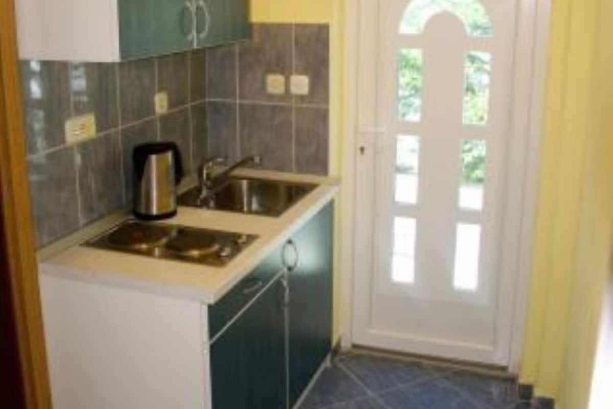 Refrigerador, microondas, placa de cocina, cafetera expreso