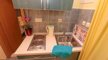 Refrigerador, microondas, placa de cocina, cafetera expreso