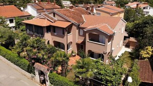 Zona residencial com várias casas, telhados em tijolos vermelhos e uma variedade de estilos arquitetônicos.