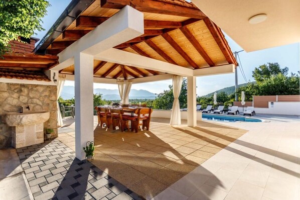 Utendørsbasseng og et oppvarmet basseng