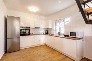 Hus | Privat køkken | Køleskab, mikrobølgeovn, ovn, kogeplade