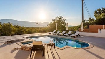 House | Outdoor pool | Outdoor pool, a heated pool