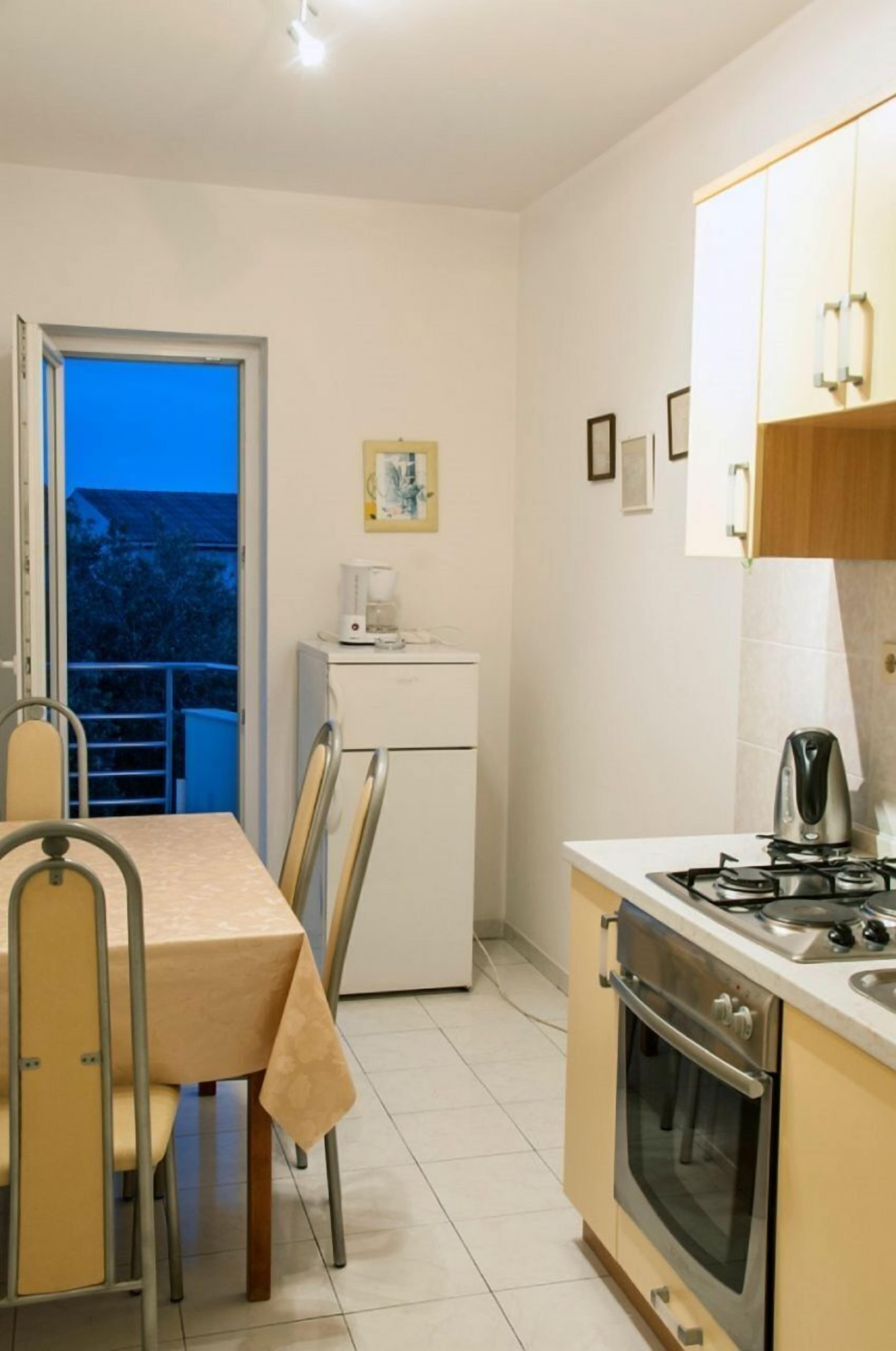 Apartamento (A4) | Cozinha privada | Geladeira, cooktop, talheres/pratos/utensílios de cozinha, freezer