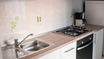 Appartement (A6) | Cuisine privée | Réfrigérateur, surface de cuisson, vaisselle et ustensiles, congélateur