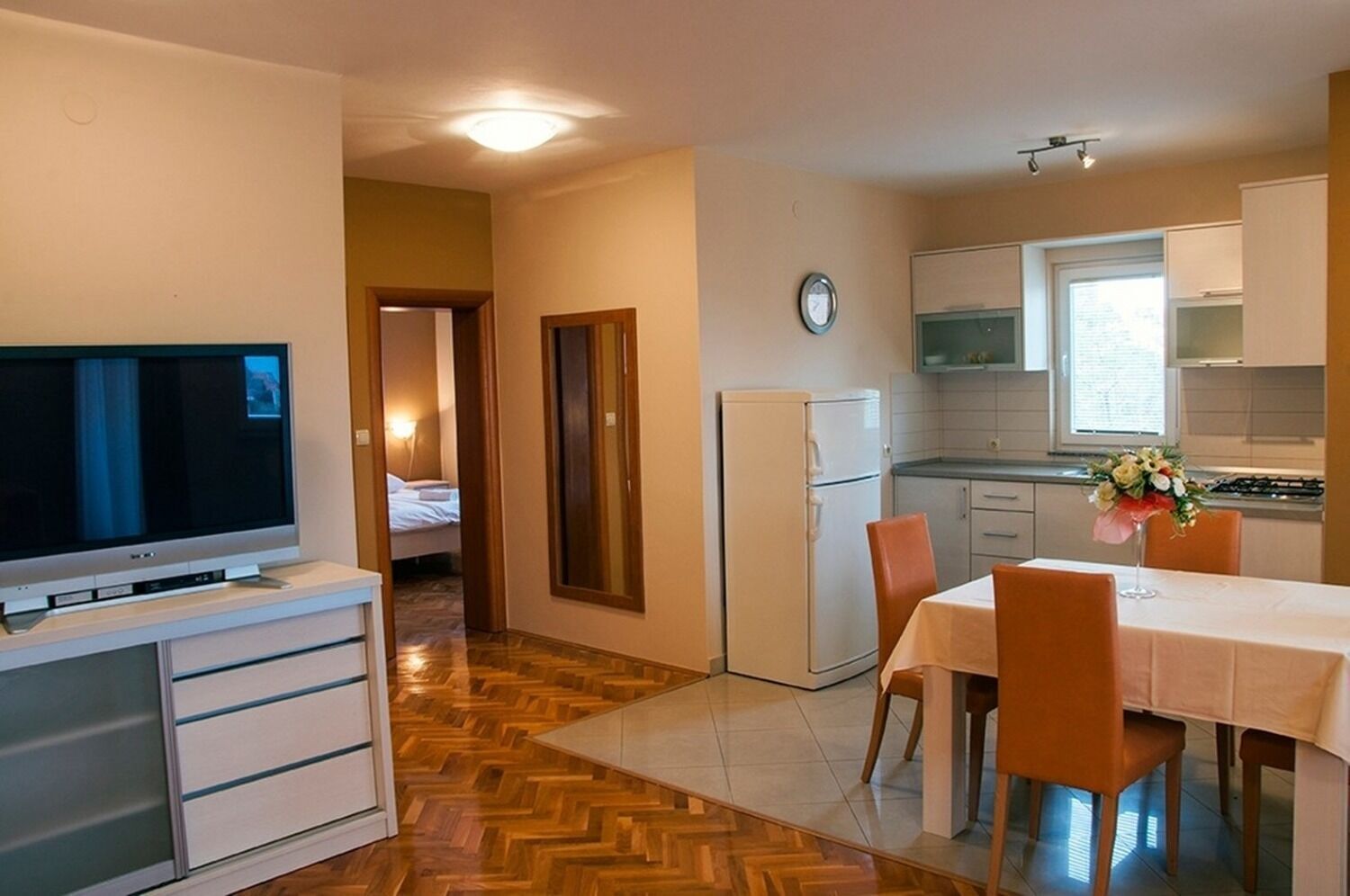 Appartement (A4) | Privékeuken | Een koelkast, een kookplaat, kookgerei, borden en bestek