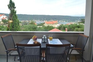 Apartment (A3) | Terrace/patio - Apartments and Room Mario (Rab)