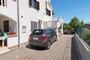 Free self parking - Apartments Marijan (Pakostane)