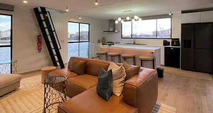 Luxury Penthouse Houseboat n the Heart of the City