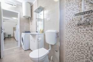 Casa | Bagno | Doccia, asciugamani, sapone, carta igienica