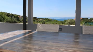 House | Outdoor dining