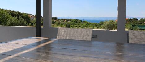 ハウス | 屋外ダイニングエリア