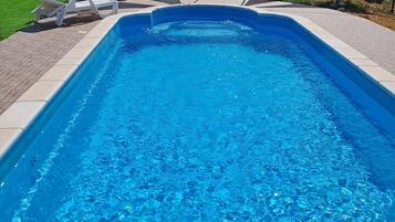 Utomhuspool, uppvÀrmd pool och solstolar