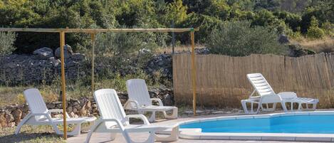 สระว่ายน้ำในร่ม, สระว่ายน้ำกลางแจ้ง