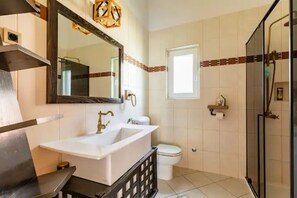 A bathroom with a double sink, a toilet, a shower, and a large mirror. - House Peace (Kastela)