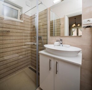 Studio (A2) | Bathroom | Shower - Apartment Dora (Trogir)