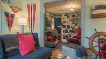 Smart TV, chimenea, libros