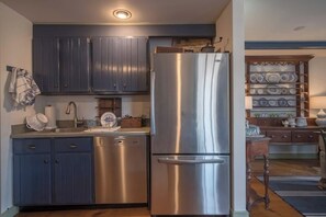 Fridge, microwave, dishwasher, coffee/tea maker - Hospitality as sweet as apple pie! (Stonington)