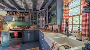 Frigorífic, microones, rentaplats i cafetera i tetera