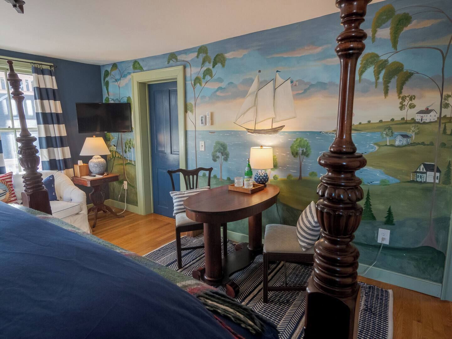 Planxa i posts de planxar, wifi gratuïta i roba de llit 