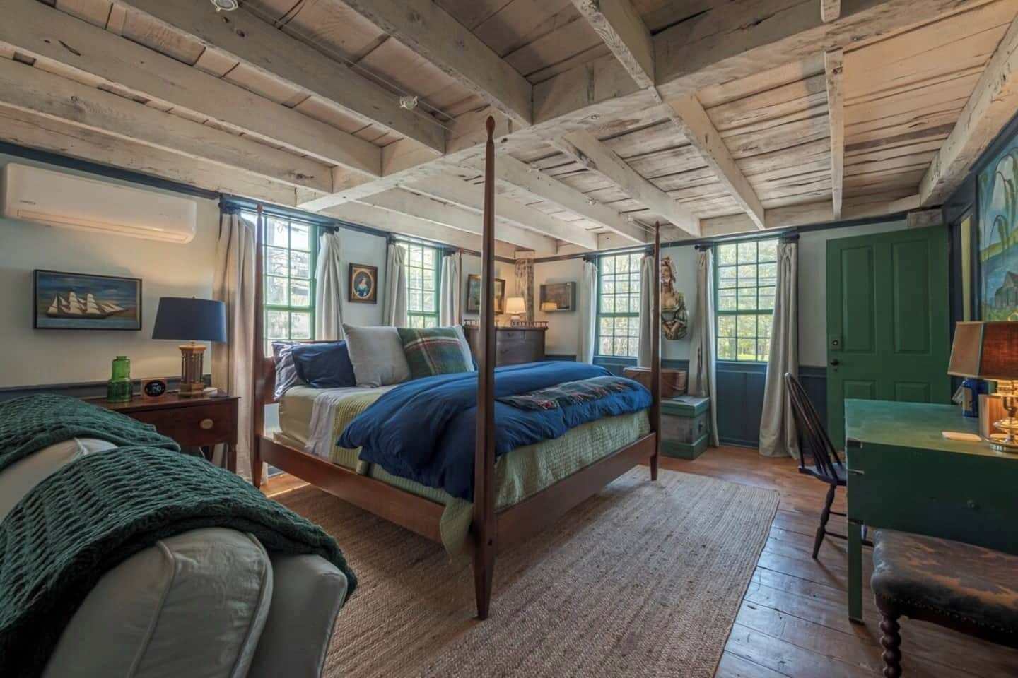 Escriptori, planxa i posts de planxar, wifi gratuïta i roba de llit 