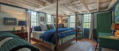 Escriptori, planxa i posts de planxar, wifi gratuïta i roba de llit