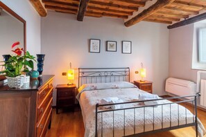 3 habitaciones, tabla de planchar con plancha, wifi y ropa de cama 