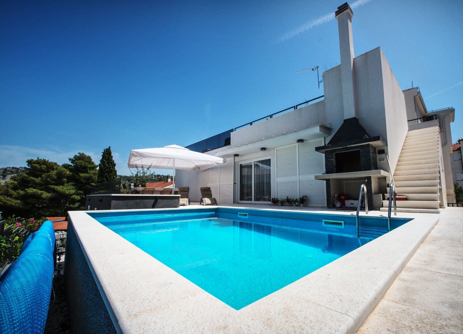Una piscina al aire libre
