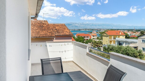 A balcony with a view of a town and mountains. - Apartment Baras (Nin)