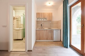 Apartamento (A1) | Cocina privada | Frigorífico, microondas, placa de cocina y hervidor eléctrico