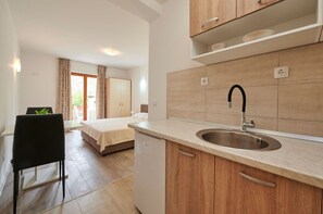 Estudio (A4) | Cocina privada | Frigorífico, microondas, placa de cocina y hervidor eléctrico