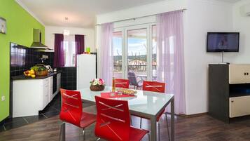 Apartment (A1) | Private kitchen | Fridge, oven, stovetop, electric kettle