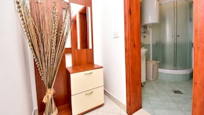 A bathroom with a shower, a toilet, and a sink. - Apartment Roko (Obrovac)