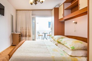 Room (S4) | Interior