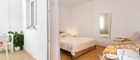 Room (S3) | Interior