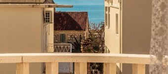 Apartments and Rooms Happiness