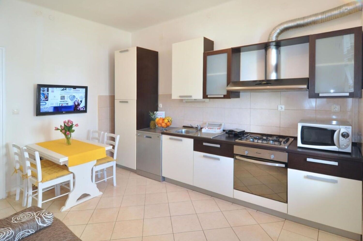 Appartement (A1) | Privékeuken | Een koelkast, een microgolfoven, een oven, een kookplaat
