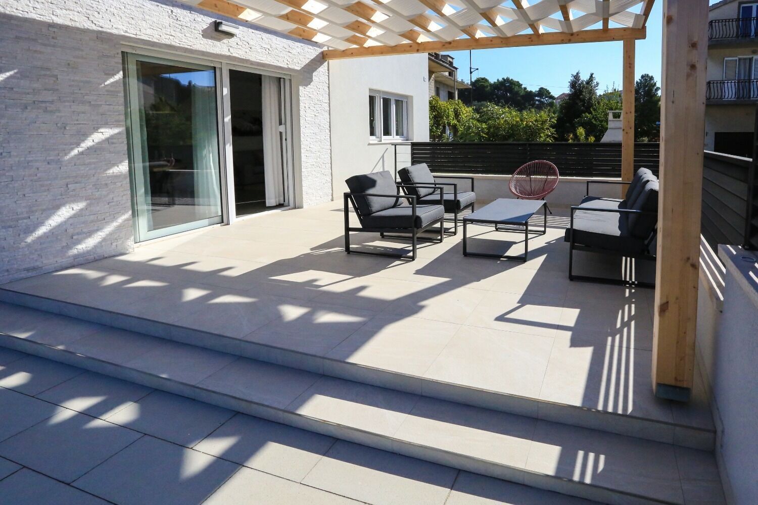 خزنة داخل الغرفة ومكواة/لوح كي وواي فاي مجانًا