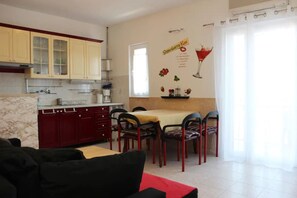 Apartment (A2) | Private kitchen - Apartments Lucia (Supetar)