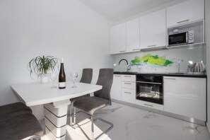 Departamento (A1) | Cocina privada | Refrigerador, microondas, horno y parrilla de estufa 