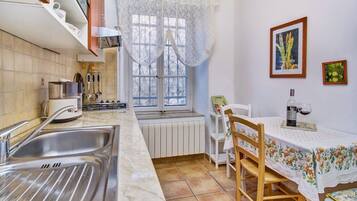 Appartamento (A1) | Cucina privata | Frigorifero, forno, piano cottura, macchina per caffè espresso