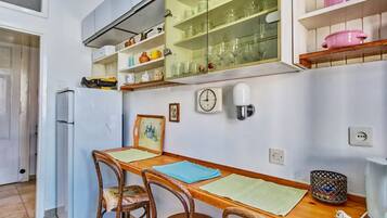 Departamento (A2) | Cocina privada | Refrigerador, horno, parrilla de estufa y cafetera de espresso