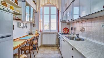 Departamento (A2) | Cocina privada | Refrigerador, horno, parrilla de estufa y cafetera de espresso