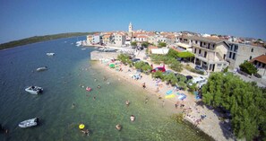 Beach - Apartment Denis (Pirovac)