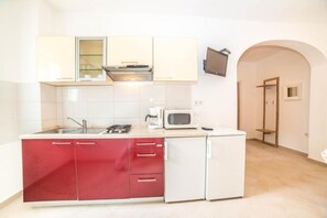 Appartement (A1) | Cuisine privée | Réfrigérateur, micro-ondes, four, plaque de cuisson