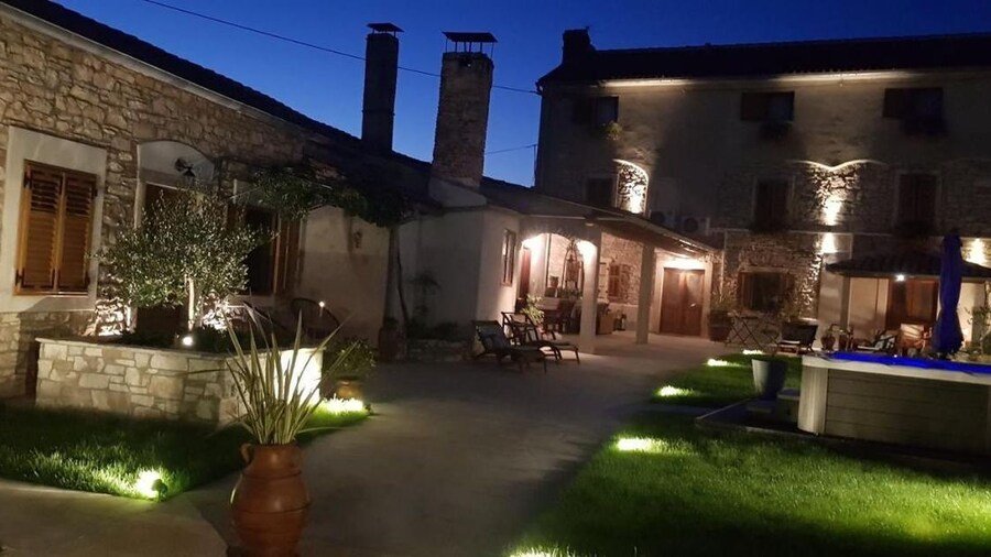 Apartments and Room Perstel