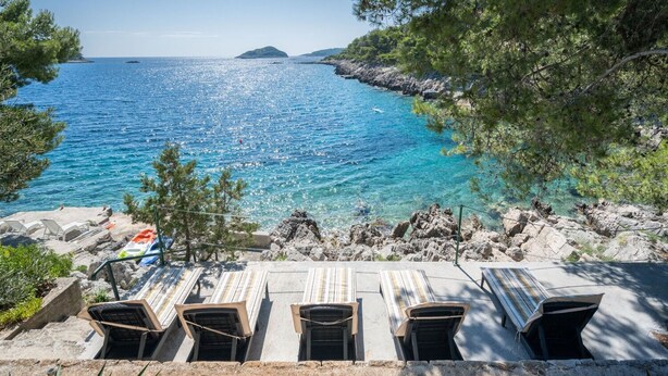 A coastal terrace with outdoor seating and a view of the sea. - House Momento (Blato)