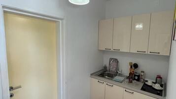 Huoneisto (A1) | Yksityinen keittiö | Jääkaappi, liesi, vedenkeitin, keittoastiat/astiat/ruokailuvälineet