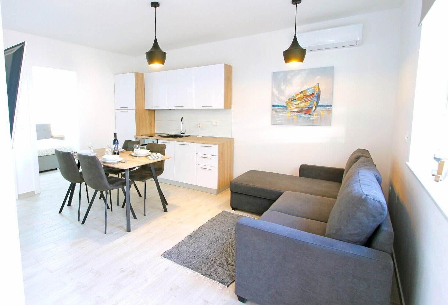Een modern appartement met een eetgedeelte, keuken en woonkamer.