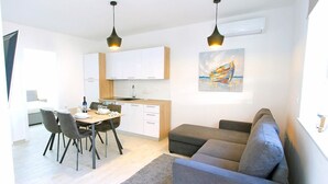 Un apartamento moderno con comedor, cocina y sala de estar.