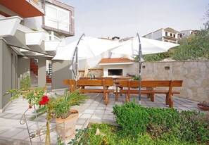 Courtyard - Apartments Javi (Trogir)